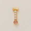 Detalle de colgante chapado en oro con cuatro circonitas y una piedra rosa - Colgante de Gema Rosa Redonda Colgante Dorado
