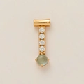 Detalle del colgante bañado en oro con circonitas blancas y piedra ovalada verde - Colgante T de Strass Dorado con Gema Verde Claro