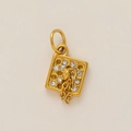 Detalle macro del colgante cuadrado chapado en oro con circonitas blancas brillantes - Colgante de Placa Cuadrada Dorada con Strass