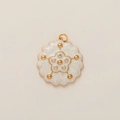Detalle de un colgante de flor bañado en oro con esmalte blanco y cristales brillantes - Colgante de Florecita de Zirconia Blanca