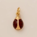Détail d'un pendentif coccinelle doré avec émail rouge et taches noires - Pendentif Insecte