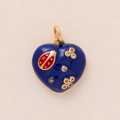 Detail van hartvormige hanger met blauw emaille, rood lieveheersbeestje en witte zirkonia's - Blauw hart