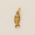 Vue détaillée du pendentif arête de poisson plaqué or 18K serti de zircons étincelants - Arête de Poisson (Avec Strass)