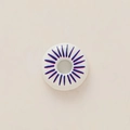 Vue macro d'un pendentif chausson de danse en acier doré 18K avec des motifs bleu-violet - Style 9 Donut