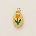 Gros plan détaillé du pendentif ovale plaqué or 18 carats avec motif tulipe émaillé - Pendentif Fleur Jaune