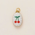 Détail du pendentif ovale plaqué or 18 carats avec émail blanc et motif cerise - Pendentif Cerise (Impression Recto-Verso)