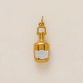 Détail du pendentif bouteille de rhum plaqué or 18 carats avec étiquette argentée RUM - Bouteille de vin
