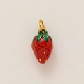 Vue détaillée d'un pendentif fraise rouge avec feuilles vertes et anneau en métal doré - Pendentif Fraise Seul (Sans Boucle d'Oreille)