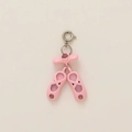 Détail du pendentif ballerine rose avec cristaux et fermoir à ressort argenté - Petites Chaussures Roses (Avec Strass)