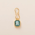 Détail d'un pendentif en pierre bleu clair taille émeraude avec crochet en S doré - Pendentif Pierre Bleue Carrée