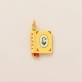 Détail du pendentif livre jaune avec fermoir mousqueton doré et motif floral délicat - Pendentif Livre Jaune n°2