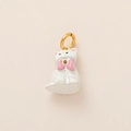Détail d'un pendentif chat blanc en céramique avec nœud rose et anneau doré - Pendentif Chat Blanc n°16