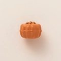 Détail d'un pendentif citrouille orange avec un fermoir en anneau de métal plaqué or - Pendentif Citrouille Rose n°18