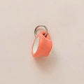 Dettaglio macro di un ciondolo tazzina da caffè 3D in rosa corallo con smalto bianco - Pendente Tazza Rosa (No. 7)