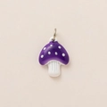 Détail macro d'un pendentif champignon violet à pois blancs avec anneau doré pour bijoux DIY - Pendentif Champignon Violet No. 9 / Champignon Violet Blanc