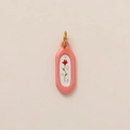 Dettaglio di un ciondolo floreale in smalto rosa con anello dorato per gioielli DIY - Fiore Lungo Rosa