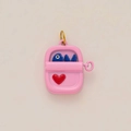 Détail macro du pendentif boîte de poisson rose avec cœur rouge et anneau doré - Pendentif uniquement / Pendentif en Conserve