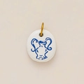 Vue détaillée du pendentif rond en céramique blanche avec motif d'amphore bleue - Pendentif uniquement / Bouilloire Ronde N°7