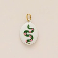 Détail d'un pendentif ovale en émail blanc avec motif de serpent vert et étoiles roses - Pendentif uniquement / Petit Serpent