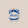 Τετράγωνο μπλε κεραμικό μενταγιόν luck με επιχρύσωση 18K και λευκά floral μοτίβα - Μενταγιόν Luck Αρ. 5