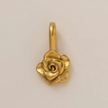 Vista dettagliata del ciondolo a rosa placcato oro 18K con design a petali sovrapposti - Pendaglio Fiore di Giugno