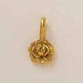 Vista macro dettagliata di un ciondolo a rosa placcato oro 18K con anello di sospensione - Pendaglio Fiore di Settembre