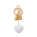 Vue détaillée du charme en forme de cœur avec ferrures dorées et pendentif blanc - Style Multi Cœurs (Porte-clés 3 Cœurs)