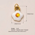 Ciondolo a forma di uovo in smalto e acciaio inossidabile placcato oro 18K, 17x13mm - Uovo al tegamino