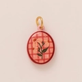 Makro-Detail von ovalem rosa Blumenanhänger mit rotem Karomuster und Goldöse - Nr.2 Oval Weiße Blume (Doppelseitiger Druck)