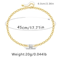 Detailansicht der 18K vergoldeten Kette mit weißer Glasperle und Größenangaben zum Produkt - 18K-Gold / Rechteckiger Perlenstil (KN0098)