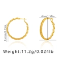 Detailansicht goldener Creolen aus Messing mit Wellenstruktur und Maßen von 4 cm - Dichter Wellentextur-Ringstil (KE0614) / 18K-Gold