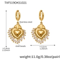 Dettaglio di orecchini a cuore placcati oro 18k con perle di conchiglia e base in acciaio - Orecchini a Cerchio Perlina di Conchiglia Oro (TXF519)