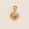 Détail du pendentif lune et soleil plaqué or 18K avec une incrustation de zircon brillant - Pendentif Lune et Soleil