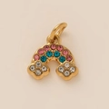 Gros plan du pendentif arc-en-ciel doré avec cristaux roses, bleus et blancs - Pendentif étoile rose