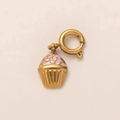 Λεπτομέρεια macro από επίχρυσο μενταγιόν cupcake 18k με ροζ σμάλτο και κούμπωμα ελατηρίου - Μενταγιόν Κομμάτι Πίτσας