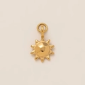 Détail d'un pendentif soleil doré avec rayons radiants et centre sphérique poli - Pendentif Étoile