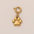Macro-opname van 18k vergulde kattenpoot hanger met veerringsluiting detail - Gouden Pootafdruk Veerring Hanger