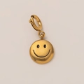 Macro-opname van een 18k vergulde smiley-hanger met een stevige verende sluiting - Gouden 3D Smiley Gezicht Hanger