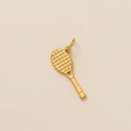 Détail d'un pendentif raquette de tennis en acier doré 18 carats avec maille - Style Raquette de Tennis