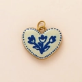 Retro-Herzanhänger aus Emaille mit blauen Blumenmustern und goldfarbenen Metallschlaufen - Gelber Herz Anhänger
