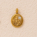 Dettaglio del ciondolo Om placcato oro con un cristallo scintillante incastonato - Ciondolo Suono Sacro (Om)