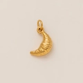 Détail macro d'un pendentif croissant doré montrant les textures de pâtisserie et l'éclat - Pendentif Croissant Style 1