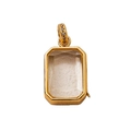 Detailopname van een gouden rechthoekige medaillon hanger met facetgeslepen helder glas - Doos
