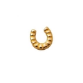 Détail d'un médaillon fer à cheval en or 18k avec texture nervurée et design creux DIY - Fer à Cheval