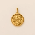 Detailansicht eines goldenen Anhängers mit Glücksgöttin-Relief und lateinischer Prägung - Fortuna Iuvat Tapferer Leitspruch Anhänger