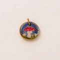 Pendentif rond plaqué or 18K avec ciel étoilé bleu peint à la main et champignon rouge - Champignon Rond Impression Recto Or 18K / Champignon Bleu Rouge