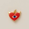 Detail van de hart duivel emaille hanger met boze oog motief en gouden metaalafwerking - Rode Hart Hanger
