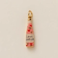 Detail van roze emaille toverfles hanger met Love Potion tekst en gouden hartmotieven - Roze Fles Hanger