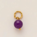 Detalle de un colgante de piedra de nacimiento bañado en oro 18K con gema lila - Solo Colgante (Sin Cadena) / Colgante de Piedra de Nacimiento de Febrero