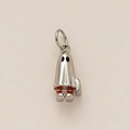 Détail macro d'un pendentif fantôme plaqué or 18K avec finition argent et bottes rouges - Fantôme Créatif d'Halloween